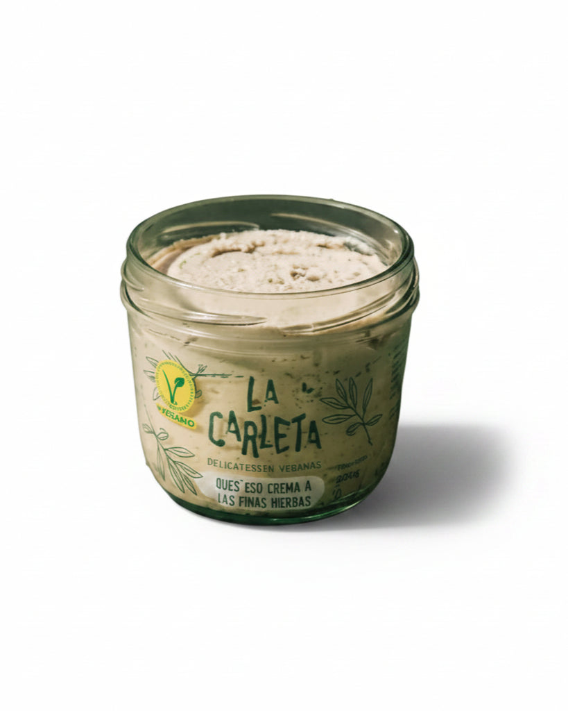 Ques'eso vegano de La Carleta con finas hierbas en envase de 200 g, crema vegetal con sabor a hierbas finas.
