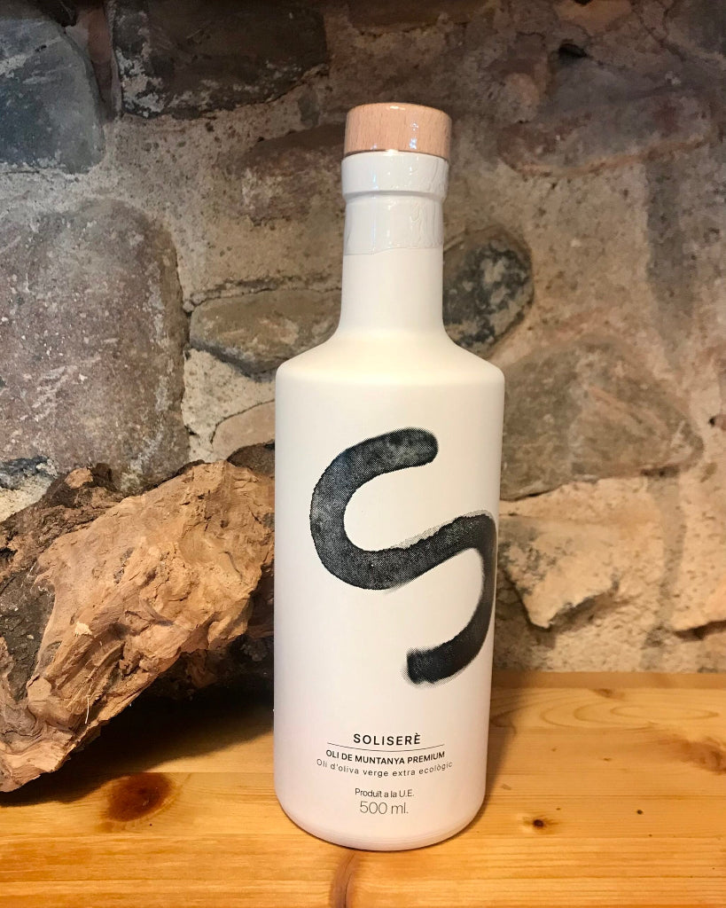 Aceite Solisere de montaña Premium ecológico, Mas de Santa Creu, botella sobre fondo natural.