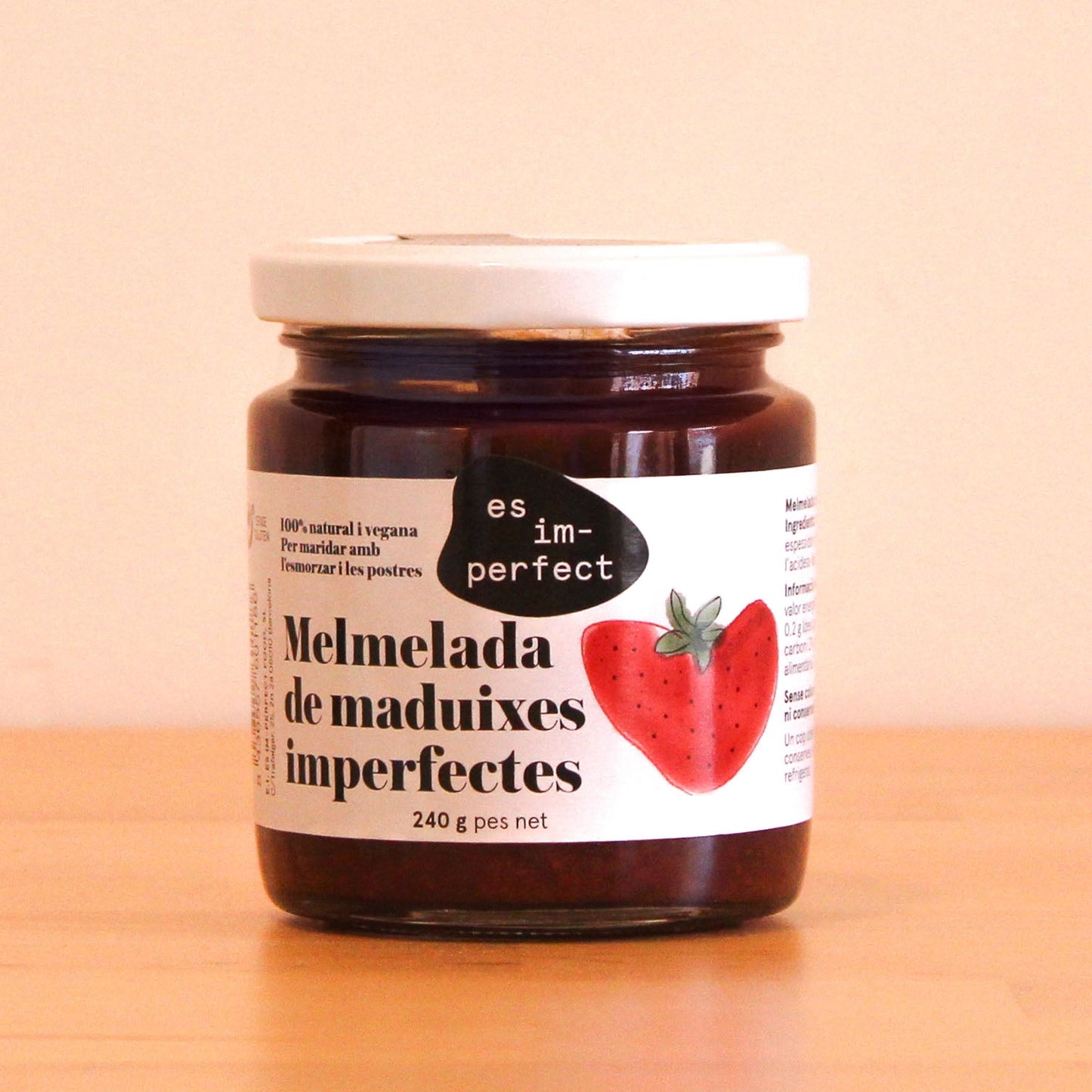 Mermelada artesana de fresa, tarro de la marca es im-perfect elaborada con fresas rescatadas.
