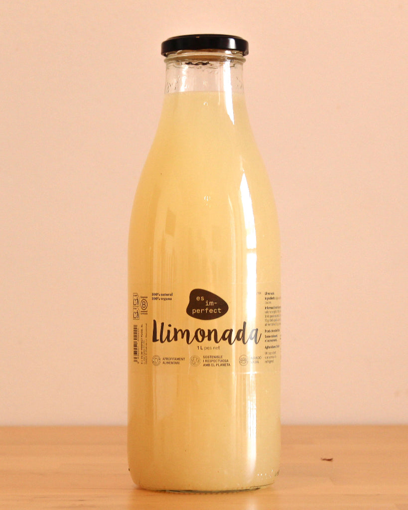 Limonada 100% natural, botella de la marca es im-perfect.