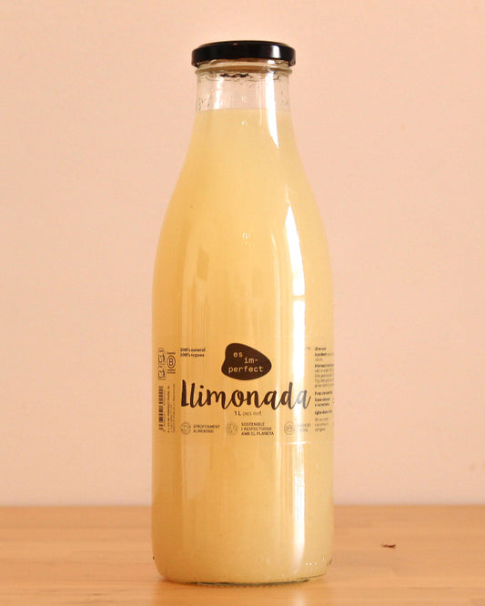Limonada 100% natural, botella de la marca es im-perfect.