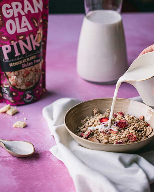 Granola Pink sin gluten servida con leche, chocolate blanco y fresa