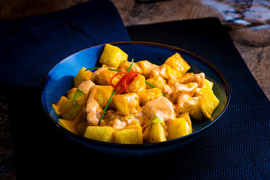 Patatas bravas caseras con salsa picante y alioli de algarroba