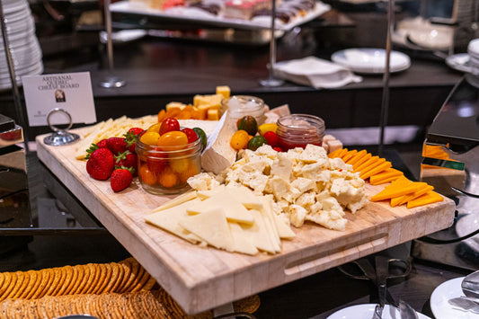 Tabla de aperitivo con tostas de queso azul vegano y miel con nueces