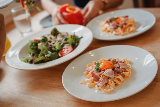 Ensalada de pasta fría con paté de berenjena y alcaparras