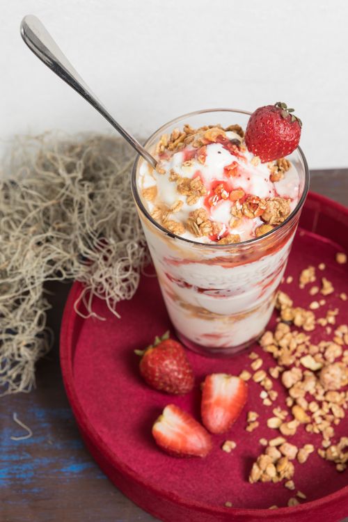Copa de yogur con mermelada de fresa y crumble de Fruit Bites Brownie
