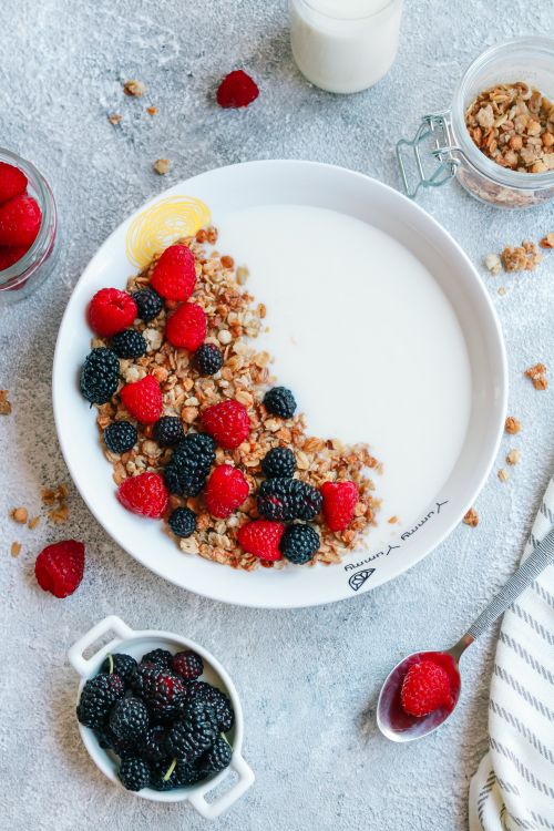 Bowl de desayuno saludable con granola, yogur natural y fruta fresca