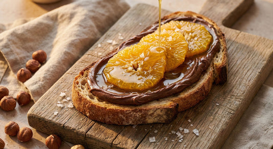 Capricho Mediterráneo: Tosta de Algarroba, Naranja y Oro Líquido