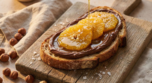 Capricho Mediterráneo: Tosta de Algarroba, Naranja y Oro Líquido