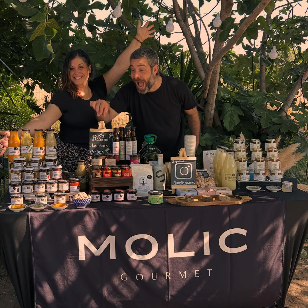 Ainhoa y Jose, fundadores de Molic, en su puesto con productos de pequeños productores españoles