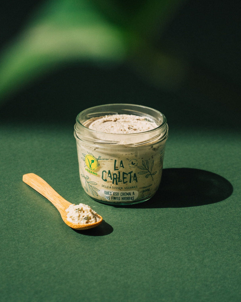 Ques'eso vegano de La Carleta con finas hierbas en envase de 200 g, crema vegetal con sabor a hierbas finas.