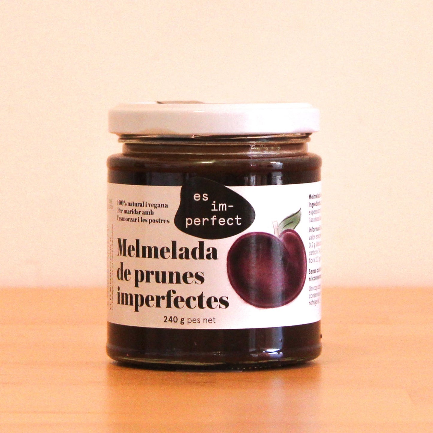 Mermelada artesana de ciruela, tarro de la marca es im-perfect.
