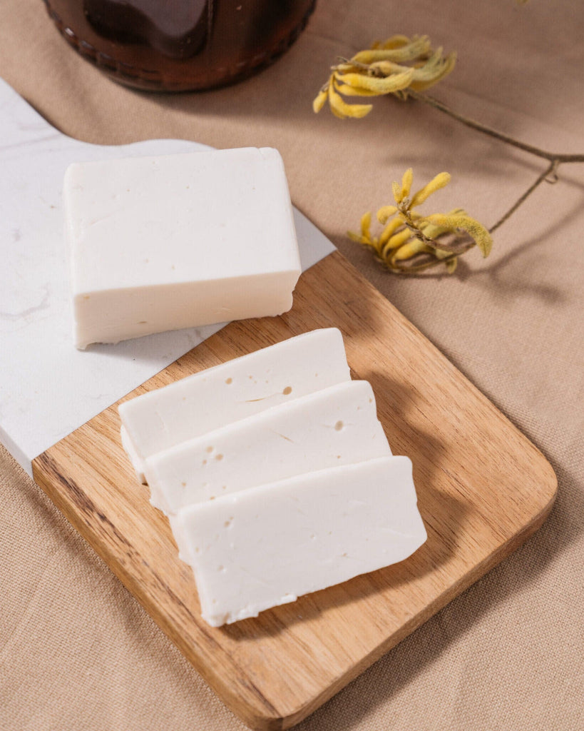 Queso vegano derretible La Carleta, Ques’eso vegano, con textura cremosa y sabor suave, ideal para cocinar y acompañar comidas.