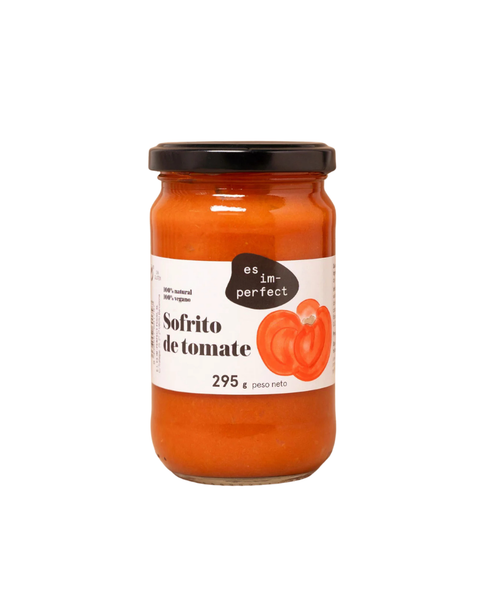 Sofrito artesanal de tomate im-perfect en un frasco, preparado con ingredientes naturales y frescos, listo para cocinar.