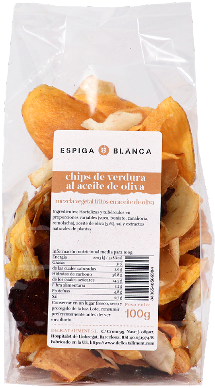 Chips de verduras variadas (yuca, boniato, zanahoria y remolacha) en primer plano mostrando el color y la textura crujiente.