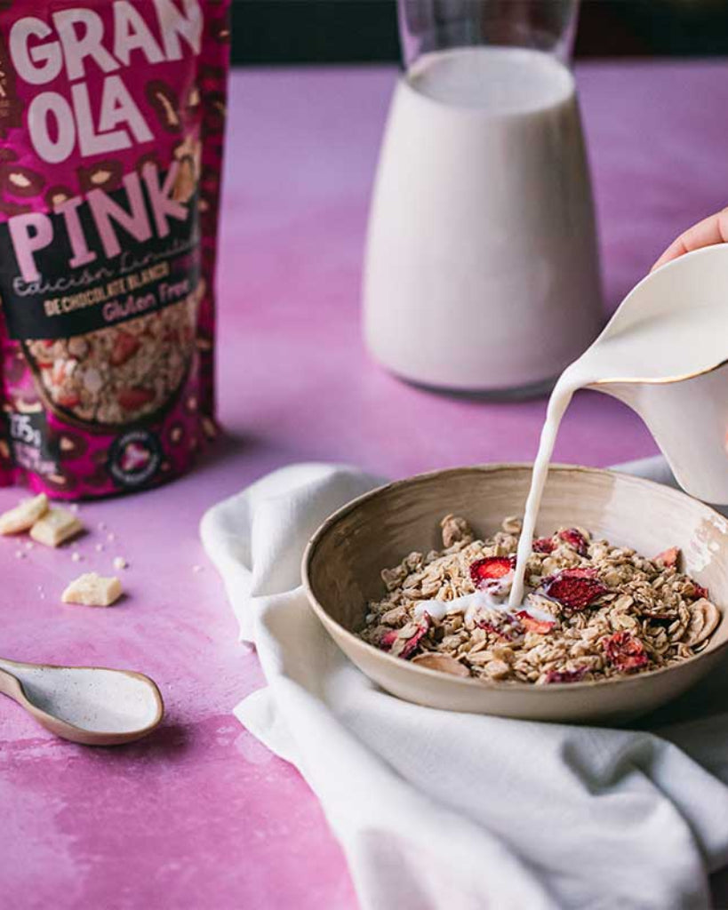 Granola Pink sin gluten servida con leche, chocolate blanco y fresa