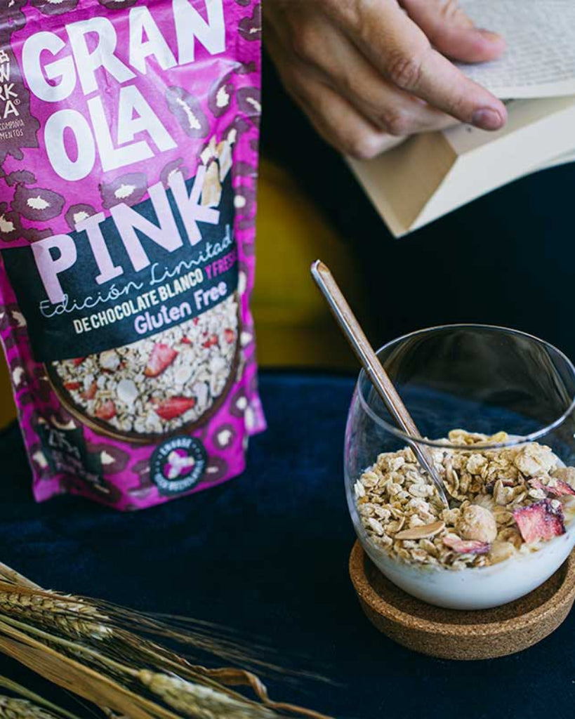 Detalle de textura de Granola Pink sin gluten, almendras marconas y macadamia